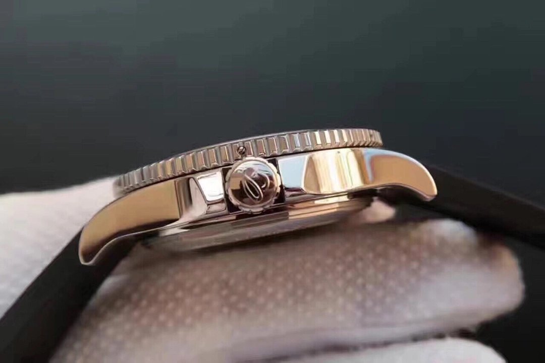 N廠百年靈超級海洋二代繫列藍黑膠帶計時機械腕錶44mm